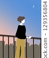 女人在陽台上仰望夜空 129356804