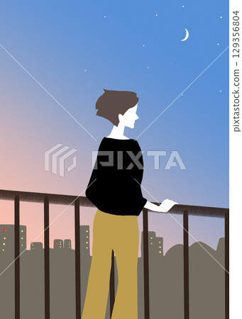 女人在陽台上仰望夜空 129356804