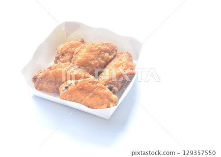 crispy fried salty chicken wing arranging in papay tray packaged on white background crispy fried salty chicken wing arranging in papay tray packaged on white background 129357550