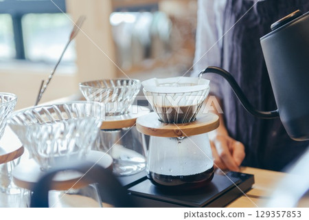 滴漏咖啡，將熱水倒入滴濾器 129357853