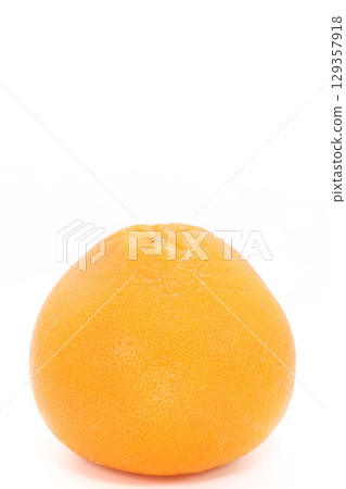 淺色背景中的整顆葡萄柚 淺色背景中的整顆葡萄柚 129357918