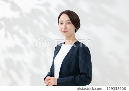 微笑的女商人 微笑的女商人 129358608