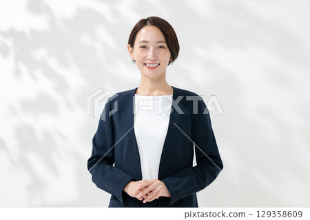 Smiling business woman Smiling business woman 129358609