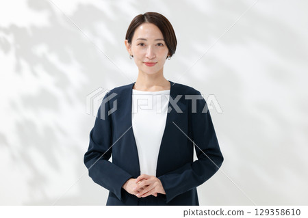 微笑的女商人 微笑的女商人 129358610