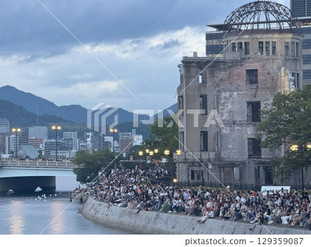 在原爆圓頂屋前觀看放天燈儀式的人們 在原爆圓頂屋前觀看放天燈儀式的人們 129359087