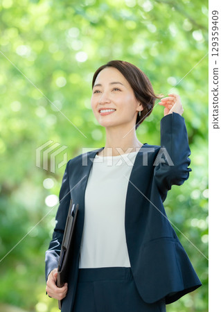 Smiling business woman Smiling business woman 129359409
