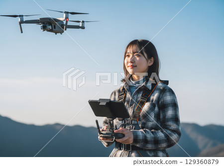 一名女子在大自然中操作無人機 129360879