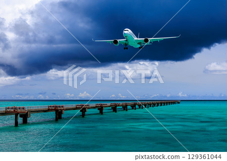 一架客機降落在下地島機場 129361044
