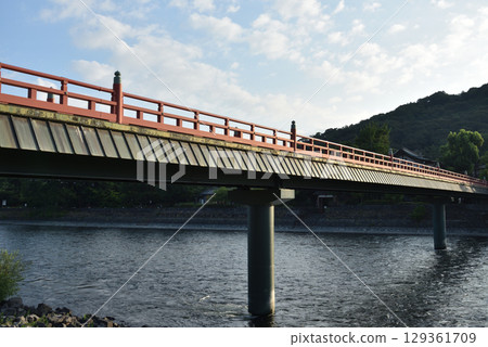 早晨的宇治河和朝霧橋（京都府宇治市） 129361709