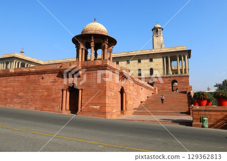 Delhi is a city in northern India on the banks of the Yamuna River. 129362813