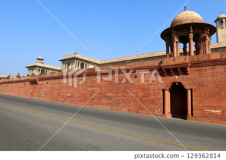 Delhi is a city in northern India on the banks of the Yamuna River. 129362814