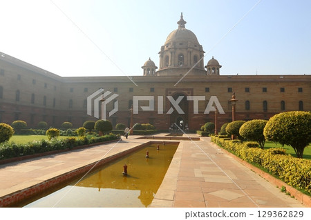Delhi is a city in northern India on the banks of the Yamuna River. 129362829
