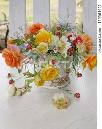 Rose and kiwi flower arrangement 129365691