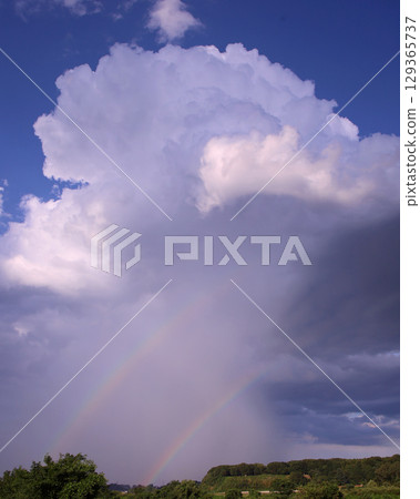 宇都宮市：附近出現積雨雲、彩虹和雨柱 129365737