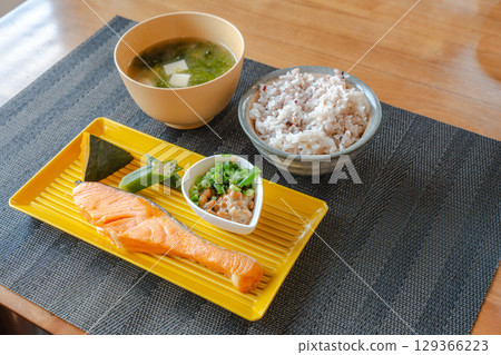 一份健康的日式早餐，包括烤鮭魚、納豆和雜糧米飯 129366223