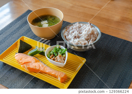 一份健康的日式早餐，包括烤鮭魚、納豆和雜糧米飯 129366224