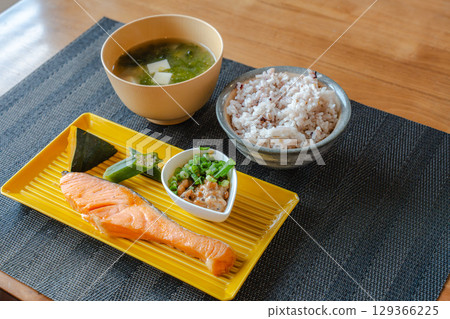一份健康的日式早餐，包括烤鮭魚、納豆和雜糧米飯 129366225
