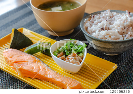 一份健康的日式早餐，包括烤鮭魚、納豆和雜糧米飯 129366226
