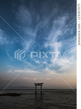 漂浮在海面上的鳥居輪廓和夢幻般的天空 129367075