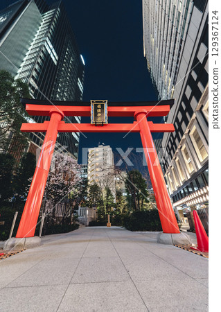 被摩天大樓包圍的福德神社紅色鳥居(夜景) 被摩天大樓包圍的福德神社紅色鳥居(夜景) 129367124