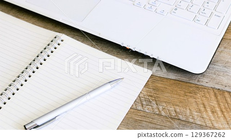 Computer and ring notebook, writing implements, 16:9 129367262