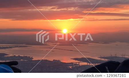 冬日暮色的天空和大海 冬日暮色的天空和大海 129367281