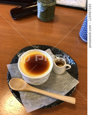桌上的焦糖布丁 桌上的焦糖布丁 129367283