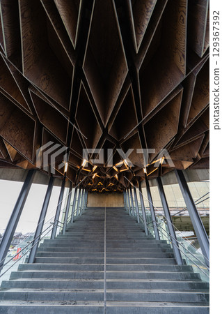 寶積寺站的幾何木質天花板和樓梯 129367392