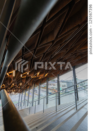 寶積寺站的幾何木質天花板和樓梯 129367396
