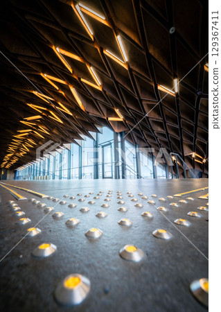 寶勝寺站的木質天花板和通道 129367411