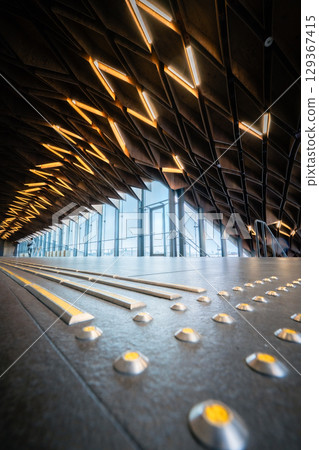 寶勝寺站的木質天花板和通道 129367415