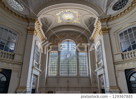Architecture interior of St Martin-in-the-Fields is Neoclassical style. 129367885
