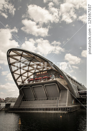 the distinctive Lattice Roof structure of Crossrail Place at Canary Wharf tube station. the distinctive Lattice Roof structure of Crossrail Place at Canary Wharf tube station. 129367887