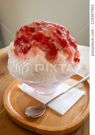 Shaved ice ice strawberry 129367902