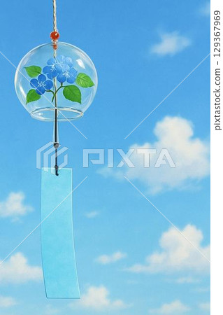 Wind chimes that shine in the blue sky 129367969