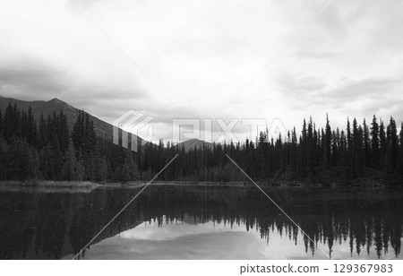 A mountain reflected on the lake 129367983