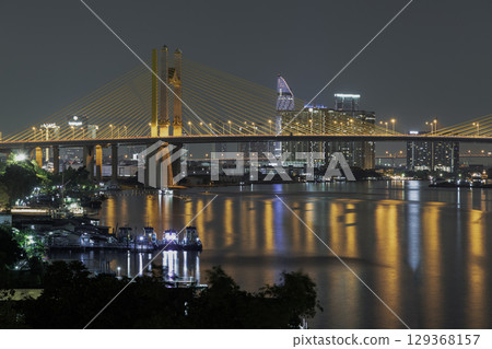 Scenery view after sunset of Thotsamarachan Bridge (Rama IX Bridge) crossing Chao phraya river. 129368157