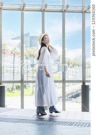 一位戴著草帽的年輕女子正在觀光 129368160