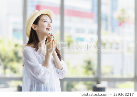 一位戴著草帽的年輕女子正在觀光 129368217