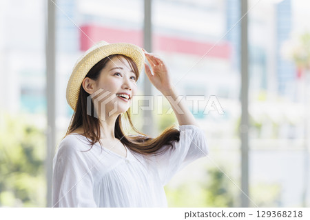 一位戴著草帽的年輕女子正在觀光 129368218