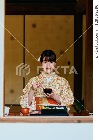 一位身著和服的女子在武士宅邸吃午餐 一位身著和服的女子在武士宅邸吃午餐 129368296