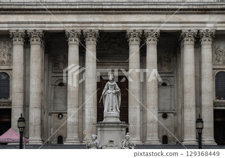 the Statue of Queen Anne located in front of St Paul's Cathedral in London. 129368449