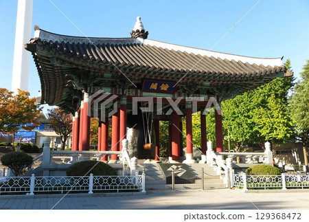 釜山山上的龍頭山公園(韓國):園區裡的鐘樓 釜山山上的龍頭山公園(韓國):園區裡的鐘樓 129368472