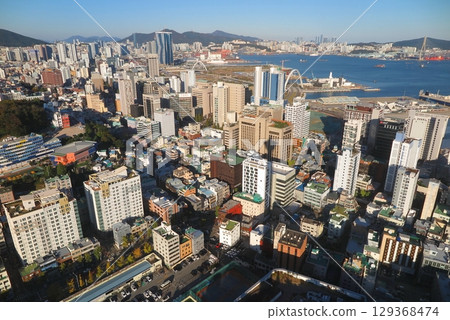從韓國釜山龍頭山公園俯瞰釜山市(釜山港方向) 從韓國釜山龍頭山公園俯瞰釜山市(釜山港方向) 129368474
