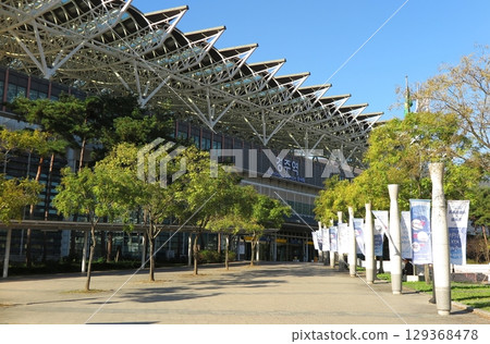 Gyeongju Station of the Korea High Speed Rail (KTX), station building and station plaza 129368478