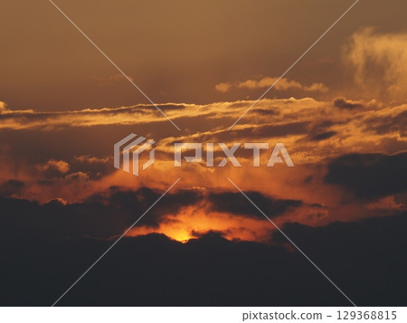 A beautiful sunset seen from the banks of the Arakawa River in Kawaguchi City 129368815