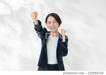 cheering business woman 129369126
