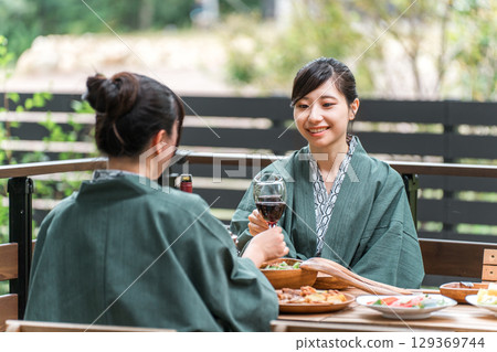 年輕的亞洲女性前往日本旅館/溫泉旅館,在陽台/木質甲板上吃飯(旅行/旅行) 年輕的亞洲女性前往日本旅館/溫泉旅館,在陽台/木質甲板上吃飯(旅行/旅行) 129369744