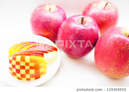 白色背景上的格子圖案，藝術蘋果切成裝飾性的葉子 129369858
