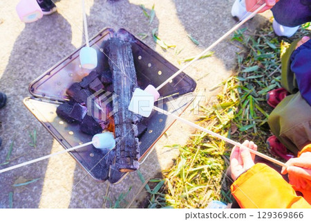 冬天，孩子們在戶外用炭火烤棉花糖 129369866